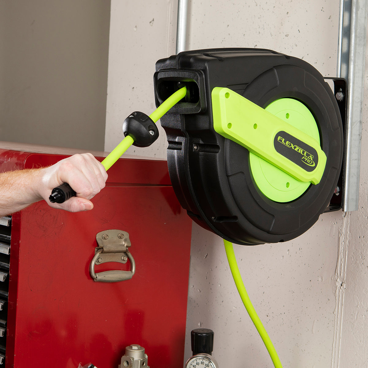 Pro Retractable Reel with Self-leveling System – Flexzilla.com